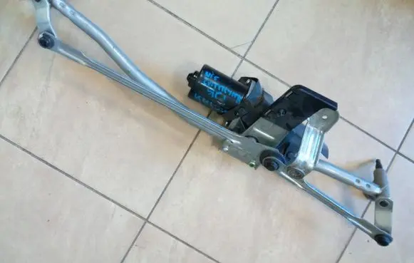 Front wiper linkage and motor