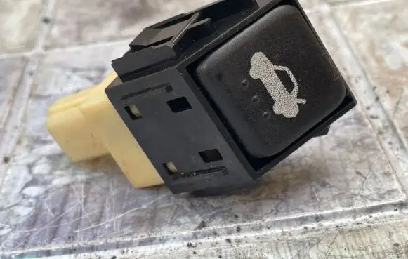 Mazda 6 Tailgate opening switch 15A489