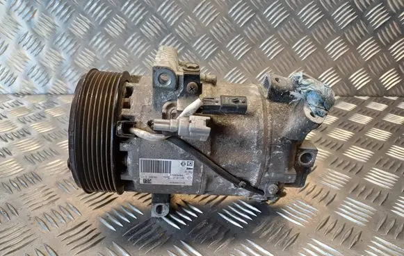 Renault Captur Air conditioning (A/C) compressor (pump) 926000734R 6123576091