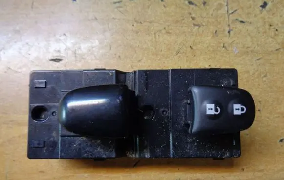 Nissan Qashqai Electric window control switch