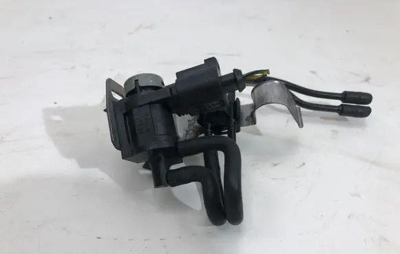 Volkswagen Touran II Other engine bay part 03L131529F
