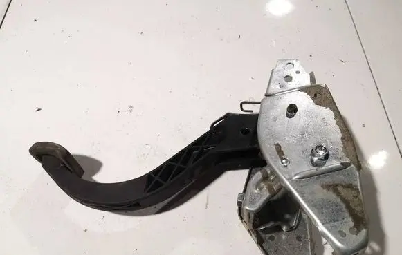 Opel Astra H Clutch pedal 