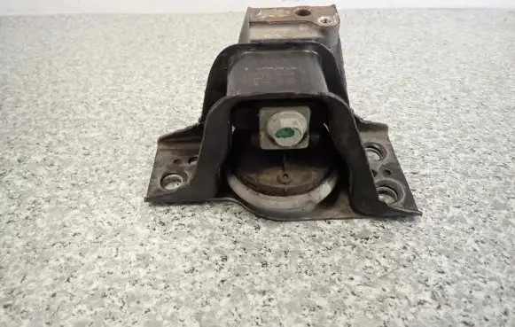 Engine mount vacuum valve