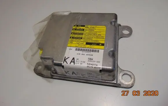 Toyota Avensis T270 Airbag control unit/module 8917005250