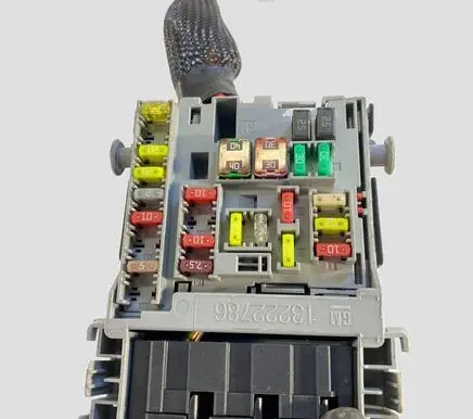 Opel Insignia A Fuse box set 13222786