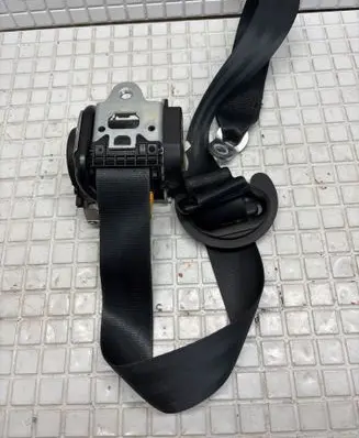 Volkswagen Golf VI Front seatbelt G6154937