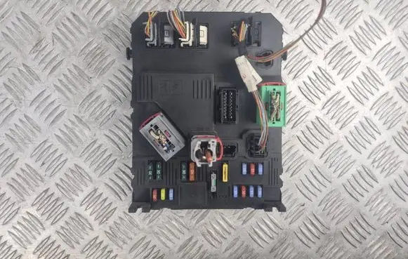 Citroen Xsara Picasso Fuse module S118085220E