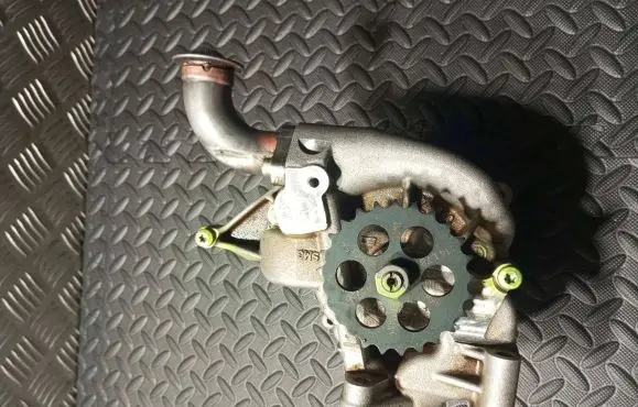 BMW 5 E60 E61 Oil pump 78376138