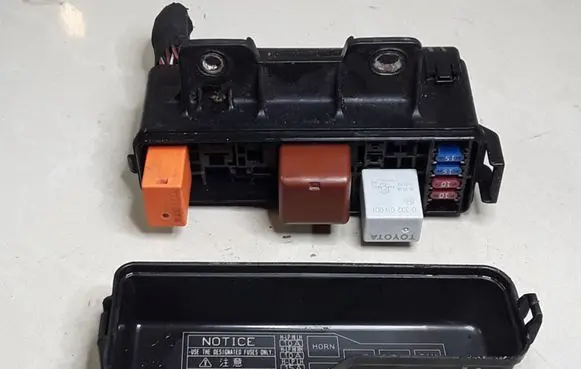 Toyota Avensis T250 Fuse module 9098702016 9008087012 9008087019