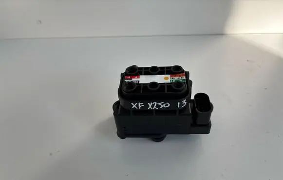 Jaguar XF X250 Air suspension valve block AW933B486AB