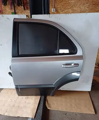 KIA Sorento Rear door