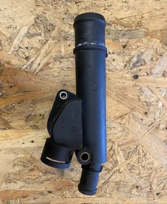 Volkswagen PASSAT B6 Engine coolant pipe/hose 038121132G