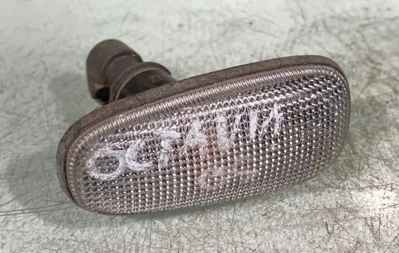 Skoda Octavia Mk2 (1Z) Front fender indicator light
