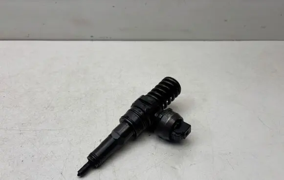 Volkswagen PASSAT B5.5 Fuel injector 038130073AL