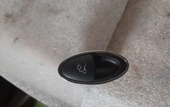 Tailgate opening switch