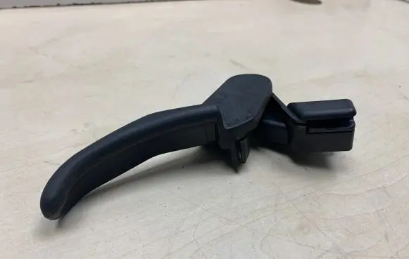 Volkswagen PASSAT B5.5 Engine bonnet (hood) release handle 3B1823533