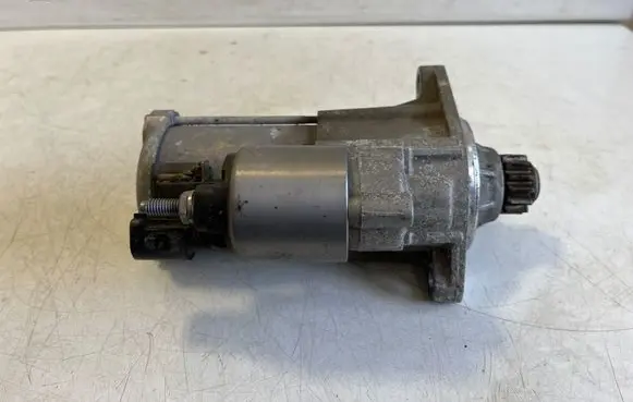 Audi Q3 F3 Starter motor 02E911022H