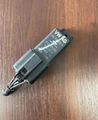 Volkswagen Golf V Glow plug pre-heat relay 03G907282A 2000000399232