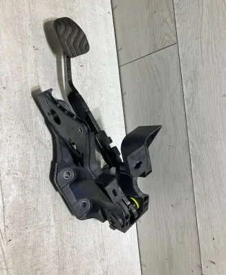 Renault Clio V Brake pedal 8201603706