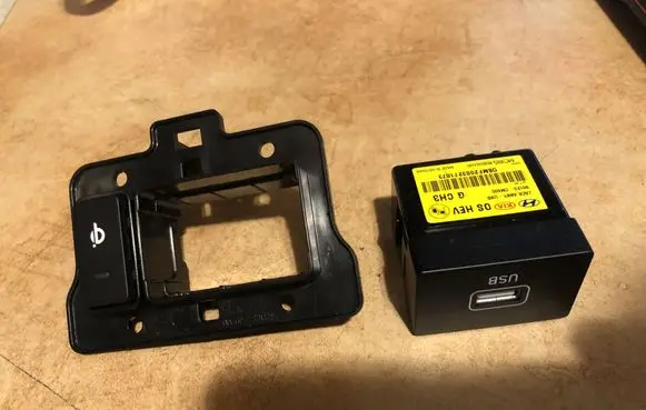 Hyundai Kona I USB socket connector 96120CM500