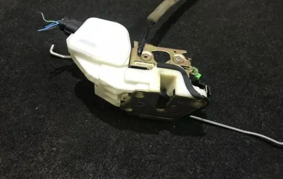 Mitsubishi Pajero Front door lock