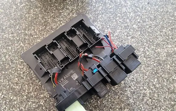 Volkswagen PASSAT B7 Fuse module 3AA937087