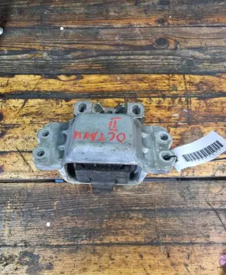 Skoda Octavia Mk2 (1Z) Engine mount bracket 1K0199555