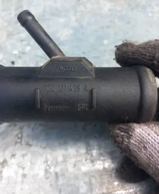 Volkswagen Polo IV 9N3 Engine coolant pipe/hose 1C0121438A