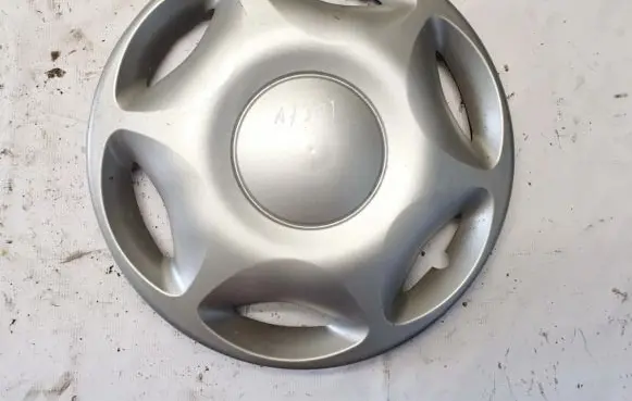 Audi 80 90 S2 B4 R15 wheel hub/cap/trim 