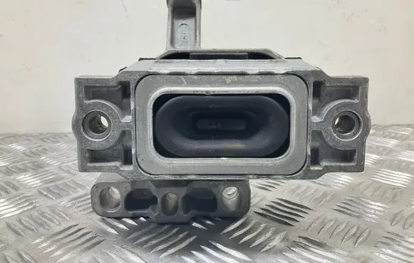 Volkswagen Tiguan Engine mount bracket 5N0199262F