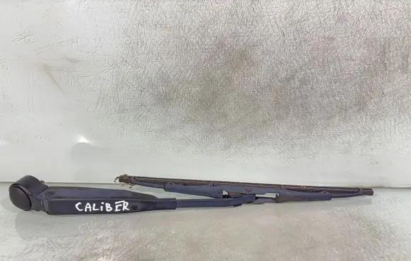 Rear wiper blade arm