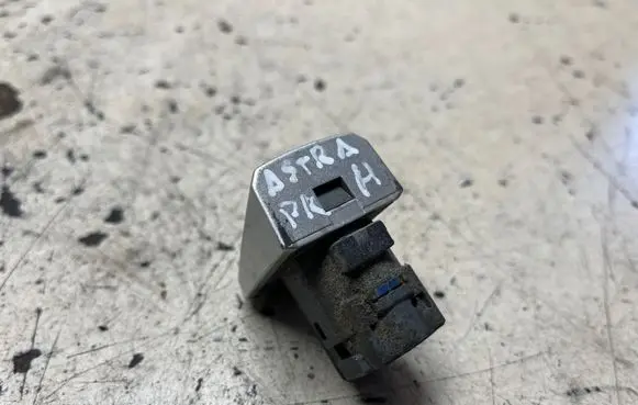 Opel Astra H Front door lock (next to the handle) 