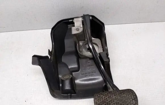 Mercedes-Benz E W211 Brake pedal A2116840918