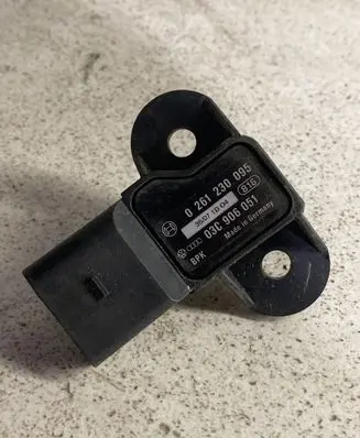 Volkswagen Golf V Air pressure sensor 03C906051 0261230095 36071D04