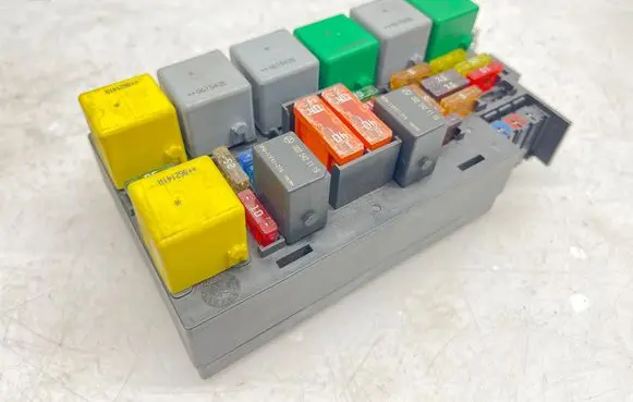 Mercedes-Benz ML W164 Fuse module A1645400672
