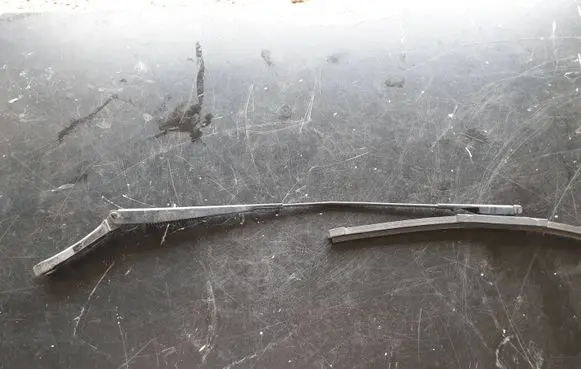 Volkswagen Jetta VI Front wiper blade arm 5C7 955 410
