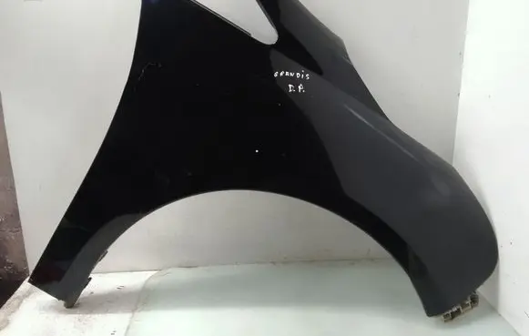 Mitsubishi Grandis Fender