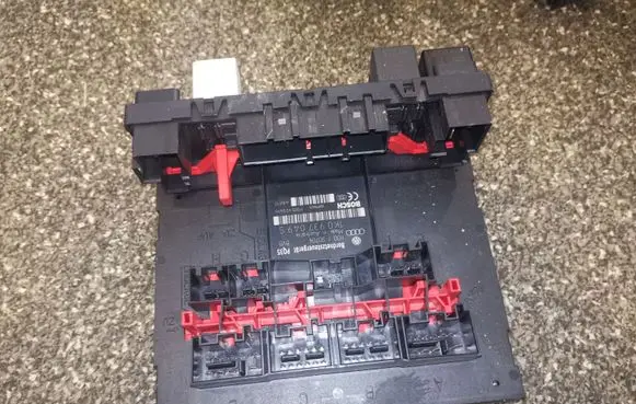 Volkswagen Golf V Fuse module 1K0937049S