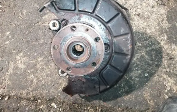 Volkswagen PASSAT B7 Front wheel hub
