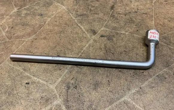 Mercedes-Benz E W211 Wheel nut wrench A2215810001