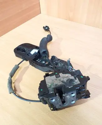Renault Megane III Rear door lock 825030002R