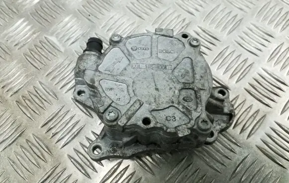 Volkswagen PASSAT B7 Vacuum pump 03L145100F