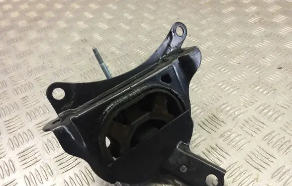 Toyota C-HR I Engine mount bracket