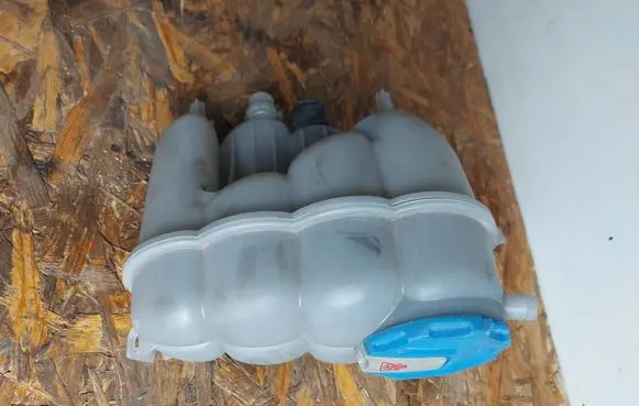 Audi A4 S4 B9 Coolant expansion tank/reservoir 8W0121405E