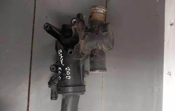 BMW 5 E60 E61 Thermostat/thermostat housing 9656182980