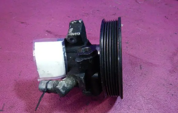 Mercedes-Benz Vito Viano W638 Power steering pump A6042360010H