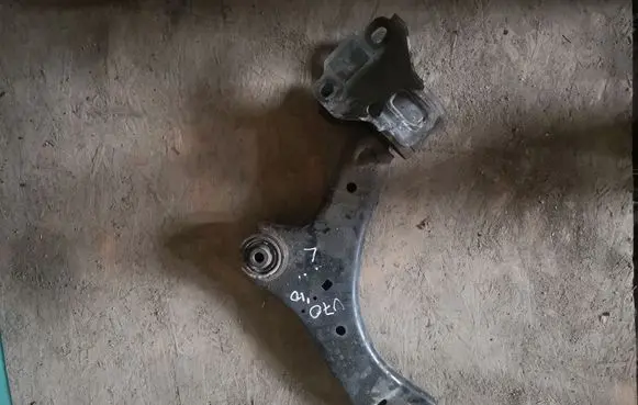 Volvo V70 Front lower control arm/wishbone