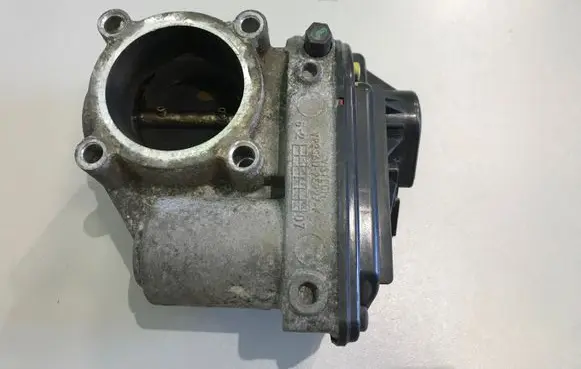 Ford Focus Throttle valve 2S6UFC VR2S6U9E927F