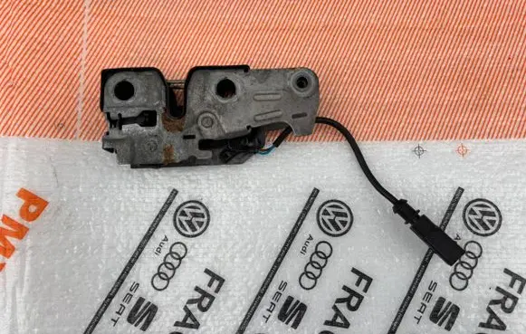 Skoda Yeti (5L) Engine bonnet/hood lock/catch 5L0823509B