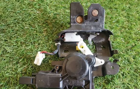 Mazda 3 I Loading door lock 